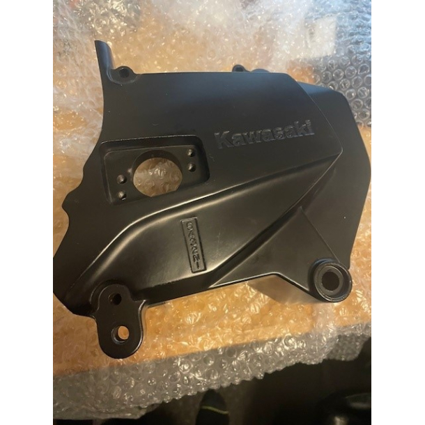 Kawasaki 140261048 14026-1048 (140261105 14026-1105 140261085 14026-1085) COVER-CHAIN, Black GPZ1100