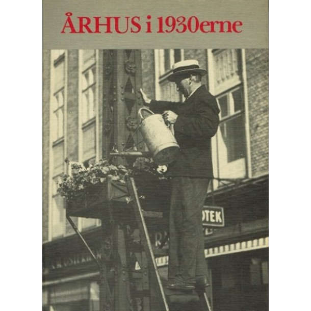 BRUGT RIMELIG STAND SOM NY �rhus i 1930erne � set gennem fotografen �ge Fredslund Andersens linse