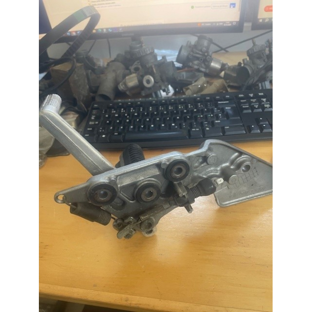 BRUGT FODHVILER OG BREMSEPEDAL GSFS1200 97-05 SUZUKI 43510-27820 BRACKET SET,FR FOOTREST,R