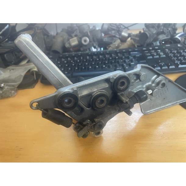 BRUGT FODHVILER OG BREMSEPEDAL GSFS1200 97-05 SUZUKI 43510-27820 BRACKET SET,FR FOOTREST,R