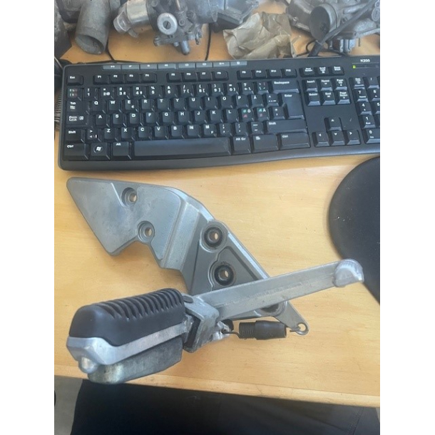 BRUGT FODHVILER OG BREMSEPEDAL GSFS1200 97-05 SUZUKI 43510-27820 BRACKET SET,FR FOOTREST,R