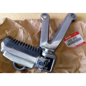 SUZUKI 4360032F00 43600-32F00 FOOTREST ASSY,PILLION,R GSF1200 BANDIT 2001-2005