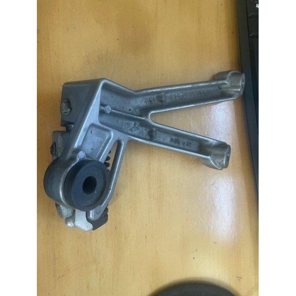 BRUGT PASSAGER FODHVILER HJRE SUZUKI 4360032F00 43600-32F00 FOOTREST ASSY,PILLION,R GSF1200 BANDIT 