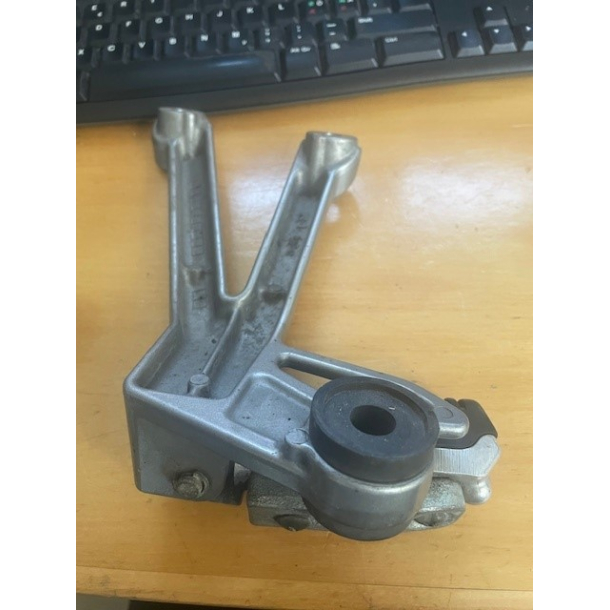 BRUGT PASSAGER FODHVILER HJRE SUZUKI 4360032F00 43600-32F00 FOOTREST ASSY,PILLION,R GSF1200 BANDIT 