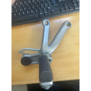 BRUGT PASSAGER FODHVILER HJRE SUZUKI 4360032F00 43600-32F00 FOOTREST ASSY,PILLION,R GSF1200 BANDIT 