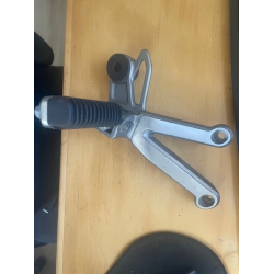 BRUGT PASSAGER FODHVILER HJRE SUZUKI 4360032F00 43600-32F00 FOOTREST ASSY,PILLION,R GSF1200 BANDIT 