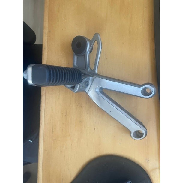 BRUGT PASSAGER FODHVILER HJRE SUZUKI 4360032F00 43600-32F00 FOOTREST ASSY,PILLION,R GSF1200 BANDIT 