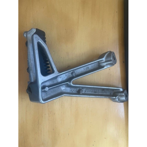 BRUGT PASSAGER FODHVILER VENSTRE SUZUKI GSF1200 BANDIT 2001-2005 4370032F00 43700-32F00 FOOTREST ASS