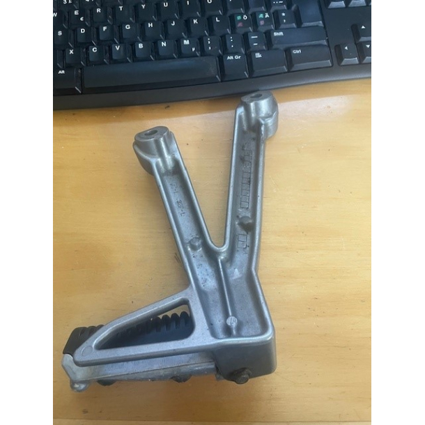 BRUGT PASSAGER FODHVILER VENSTRE SUZUKI GSF1200 BANDIT 2001-2005 4370032F00 43700-32F00 FOOTREST ASS