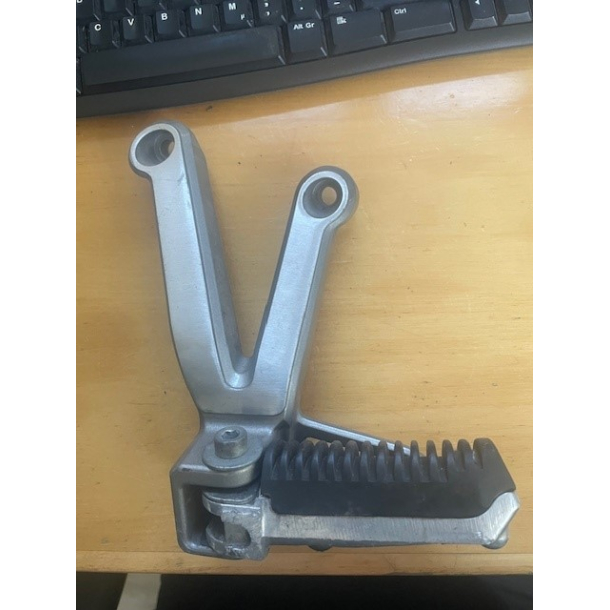 BRUGT PASSAGER FODHVILER VENSTRE SUZUKI GSF1200 BANDIT 2001-2005 4370032F00 43700-32F00 FOOTREST ASS