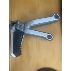 BRUGT PASSAGER FODHVILER VENSTRE SUZUKI GSF1200 BANDIT 2001-2005 4370032F00 43700-32F00 FOOTREST ASS
