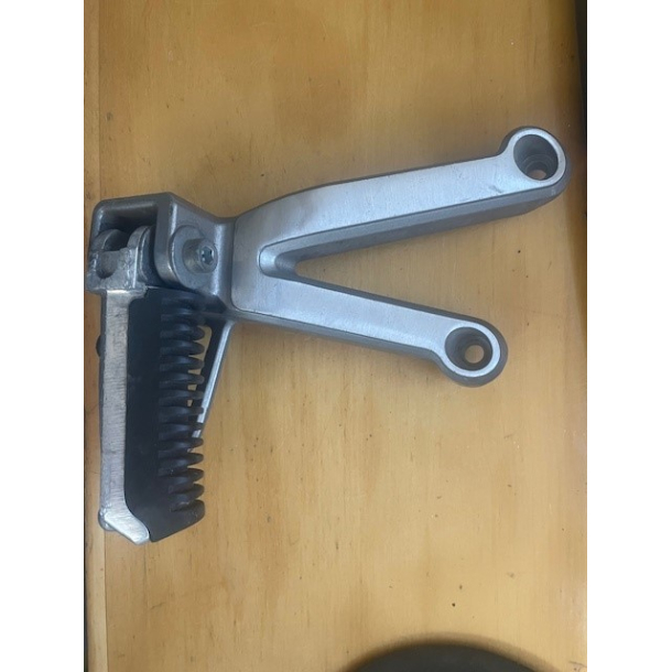 BRUGT PASSAGER FODHVILER VENSTRE SUZUKI GSF1200 BANDIT 2001-2005 4370032F00 43700-32F00 FOOTREST ASS