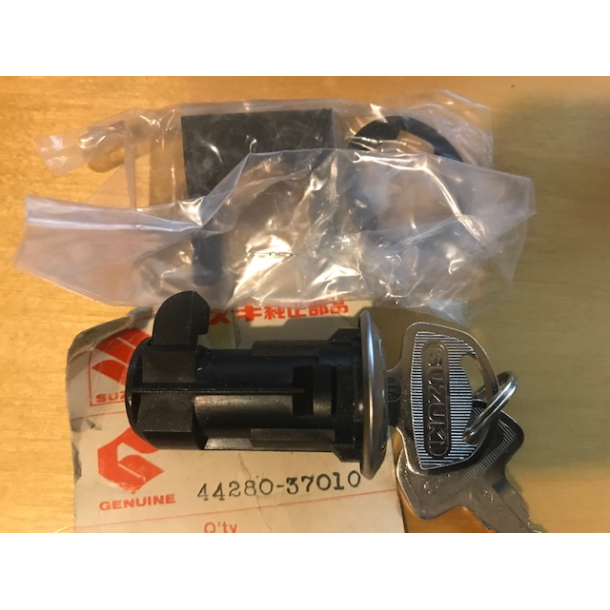 SUZUKI 4428037010 44280-37010 LOCK,FUEL TANK FR COVER GP100/125 GS400/425/550/750 GT750 RE5