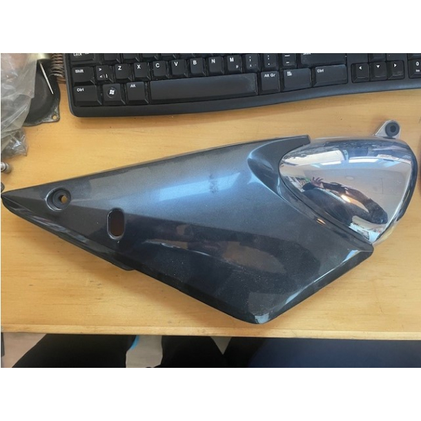 BRUGT SUZUKI 4711031F0035W 47110-31F00-35W COVER,FRAME,R(GRAY)GSF600(N)(S) GSF1200(N)(S) 00-05