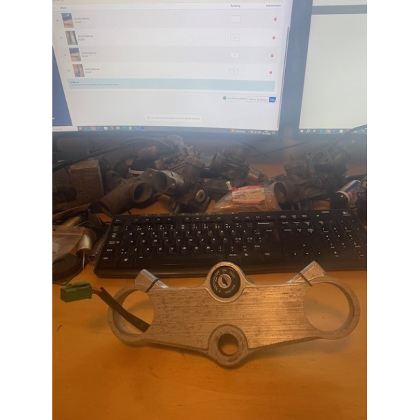 BRUGT VERSTE GAFFELBRO INCL TNDINGSLS U. ngle SUZUKI 51311-17E00 HEAD,STEERING STEM GSXR600/750W