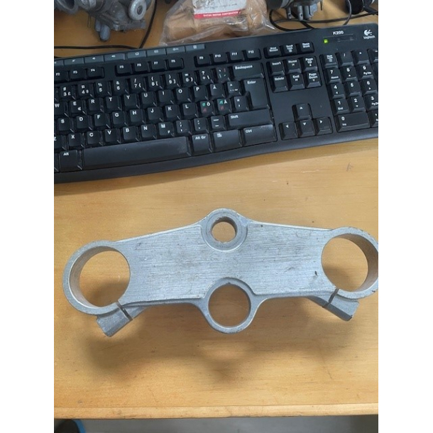 BRUGT VERSTE GAFFELBRO SUZUKI 5131117E00 51311-17E00 HEAD,STEERING STEM GSXR600W GSXR750W 92-95