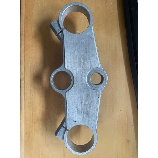 BRUGT VERSTE GAFFELBRO SUZUKI 5131117E00 51311-17E00 HEAD,STEERING STEM GSXR600W GSXR750W 92-95