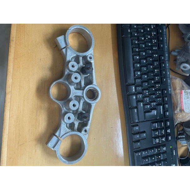 BRUGT VERSTE GAFFELBRO SUZUKI 5131117E00 51311-17E00 HEAD,STEERING STEM GSXR600W GSXR750W 92-95