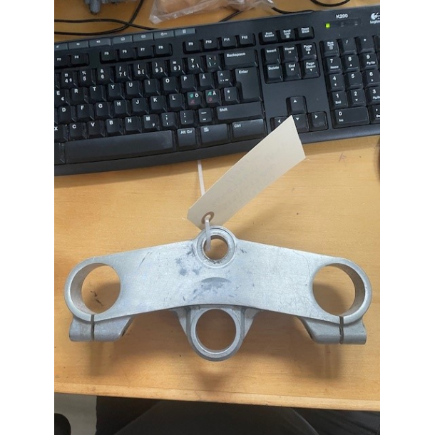 BRUGT verste gaffelbro Head,Steering Stem Suzuki 5131117D00 51311-17D00 GSX-R750 1991