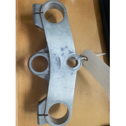BRUGT verste gaffelbro Head,Steering Stem Suzuki 5131117D00 51311-17D00 GSX-R750 1991