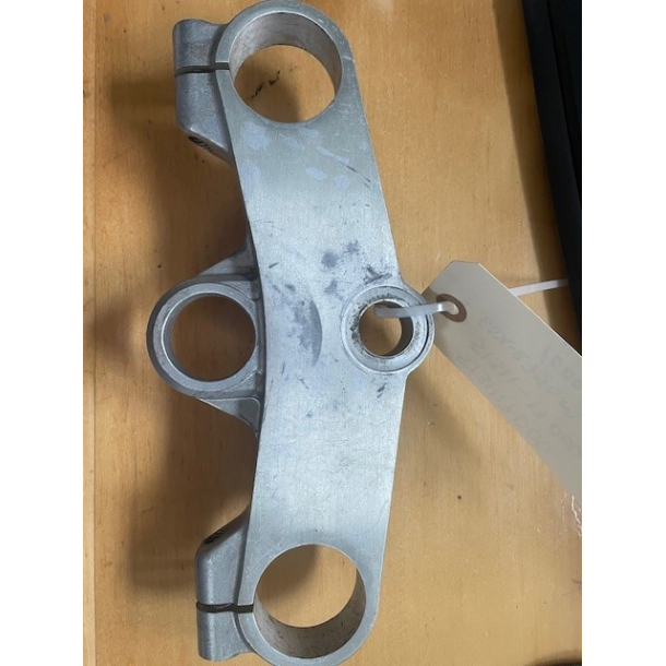 BRUGT verste gaffelbro Head,Steering Stem Suzuki 5131117D00 51311-17D00 GSX-R750 1991